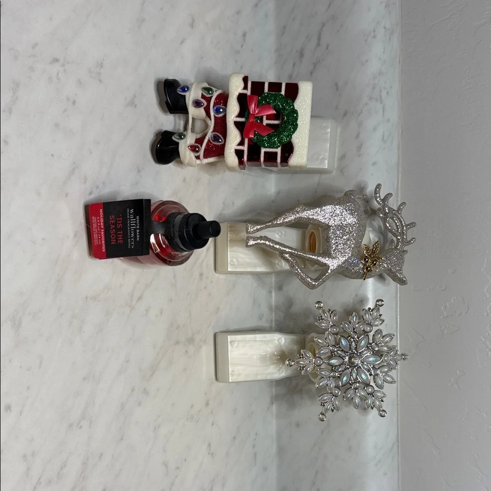 Bath & Body Works 5 Wall Plug In’s Christmas Lot & 1 Tis The Season - Picture 3 of 8